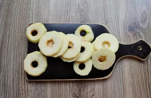 Wash, dry and peel the apples. Remove the core with the seeds and cut the apples into thin slices.