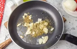 Heat olive oil in a pan, add garlic and oregano, fry for 30 seconds.