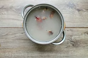 Transfer the ribs to a saucepan with a thick bottom and pour water. Put the pot on medium heat, bring to a boil and simmer for 30 minutes.