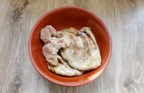 Transfer the cooked meat and ears to a bowl and leave to cool.