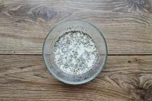 Pour the cream into the bowl and stir. Let stand for 10 minutes and strain, add the thickening of the spices