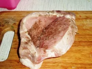 Meat must be salted and papipirated to taste. If desired, you can add a little spice to the meat.