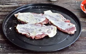 Grease each piece with mayonnaise.