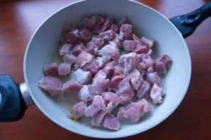 Pour vegetable oil into the pan, heat it. In a hot frying pan, fry the meat from all sides.