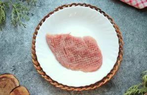 Cut the pork into pieces and knock it out. Salt the meat and pepper it.