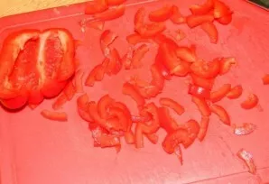 Distribute crushed bell peppers.