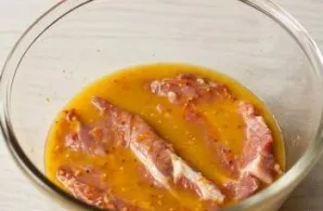 Leave the meat in the marinade for 30 minutes.