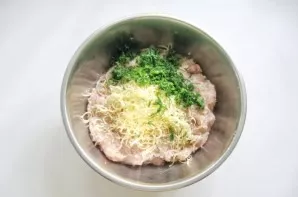 Finely chop the dill, and also add to the mince.