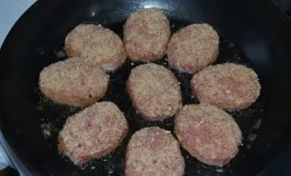 Heat vegetable oil in a pan, fry the cutlets for 1 minute on each side.