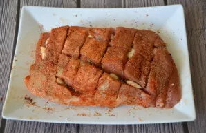 Sprinkle all sides of the ham with spices and pepper.