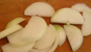 Cut the peeled onion into thin half rings.