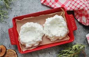 Add a pinch of salt to the proteins and beat into thick foam. Line the baking sheet with baking paper and, dividing the whites into two p...