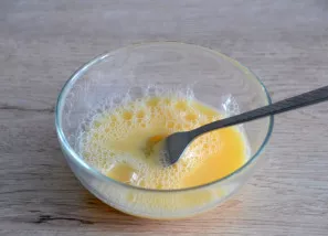 Mix cold water and egg.