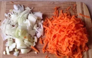 Grate the carrots on a coarse grater, chop the onion as you wish, if possible finely.