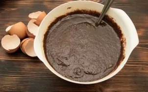 We wait until the mass cools down a little and beat the eggs and yolks, mix well.