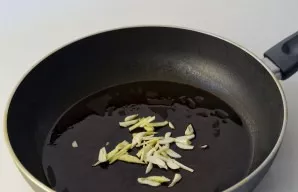 Ginger and garlic cut into cubes. Simmer over medium heat until the smell spreads.