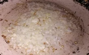 In the meantime, fry finely chopped onions (1 pc.). When the onion turns golden, you can add the cabbage.