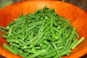 Remove the inedible part. Cut the beans into pieces of 2-4 cm.