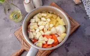 Pour in oil and water. Put on the stove, bring to a boil, reduce the heat and simmer for 20 minutes.
