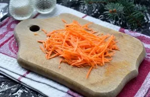 In a bowl, mix the cabbage and carrots.