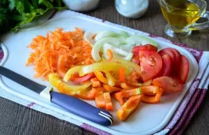 Grate the carrots on a coarse grater, cut the tomatoes into slices, and the sweet pepper and onion into half rings.
