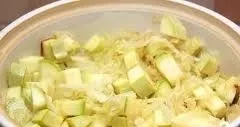 Pour oil into a saucepan with a thick bottom, add cabbage and zucchini, put on medium heat.