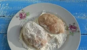 We form meatballs with wet hands, roll them in flour.