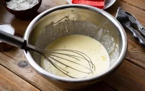 Squeeze the peeled garlic cloves through a garlic press and mix.