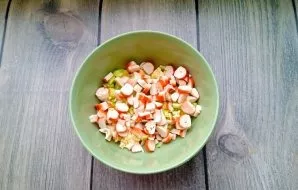 Cut the crab sticks into cubes and put them in a bowl with eggs.
