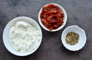 Prepare the ingredients for cottage cheese spread for brusquets and sandwiches. In addition to sun-dried tomatoes, the Mediterranean note...