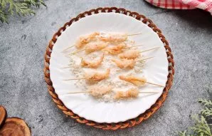 Add salt to the flour and roll the shrimp completely in it.