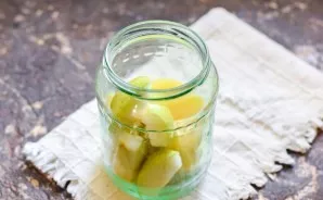 Transfer the pears to a sterile jar.