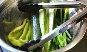 Wash peppers and zucchini, cut into strips.