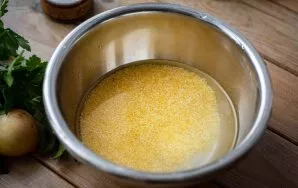 Rinse the corn grits in a bowl until the water becomes clear.