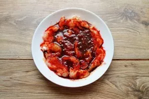 Pour in the soy sauce, stir and leave to marinate for 15 minutes.