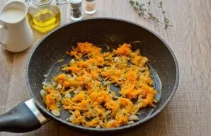 Heat butter and olive oil in a pan, add vegetables and fry for a few minutes until golden brown.