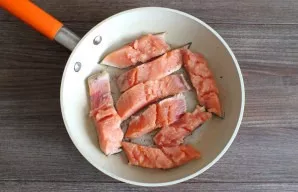 Heat 40 ml in a pan. vegetable oil. Fry the fish quickly. As soon as they start to turn white, immediately transfer to a plate.