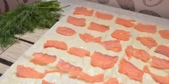 Distribute the crushed fish over the entire surface of the lavash.