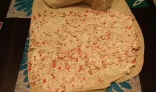 Carefully distribute the mayonnaise on the crab sticks so that it covers the entire surface.