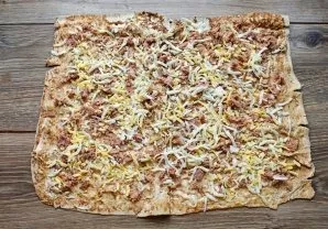 Peel the eggs, grate them on a coarse grater and sprinkle the tuna on top.