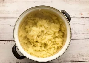 Boil the potatoes until tender and crush with a potato grater.