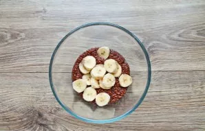 Peel the banana and cut into circles, put in a bowl with flax.