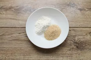 In a bowl, mix the flour and breadcrumbs.