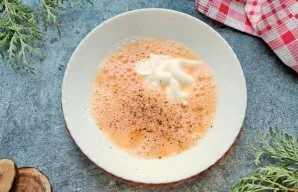 Break an egg into a bowl, add salt and mix until smooth. Salt everything and add mayonnaise. Mix everything thoroughly until smooth.