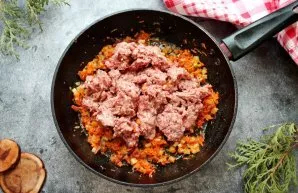 Wash the beef and cut into pieces, grind through a meat grinder with a fine grate. Put the mince in the fried vegetables and mix. Salt an...