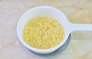 Put the cooked pasta in a colander and transfer to cold water.