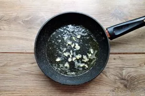 Heat the butter in a pan, add finely chopped garlic and fry for a minute.