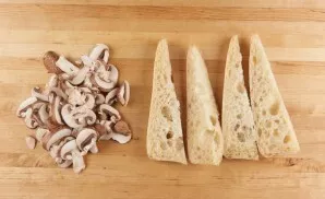 At this time, cut the baguette in half, and then each part diagonally. Cut the mushrooms into slices.