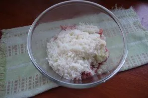 Boil the rice in salted water until half cooked. Drain the water. Rinse the rice and add it to the minced meat.