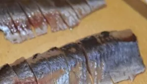 Cut the fillet into slices.